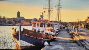 Leinwandbild „Stadthafen Wolgast am Abend“ – Exklusive Fotografie im Rahmen. Städte/Reisen Fotografie