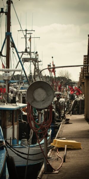 Fischereihafen Freest – Leinwand 30x60cm im Schattenfugenrahmen Städte/Reisen Fischerboot