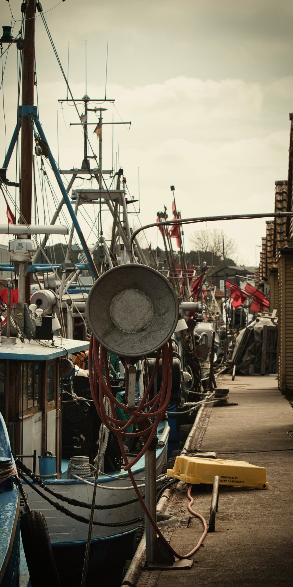 Fischereihafen Freest – Leinwand 30x60cm im Schattenfugenrahmen Fischereihafen Freest – Leinwand 30x60cm im Schattenfugenrahmen Städte/Reisen Fischerboot