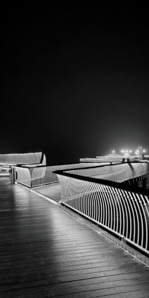 Nächtliche Eleganz – Seebrücke Koserow auf Usedom in Schwarz-Weiß – Leinwand 60x30cm im Schattenfugenrahmen Koserow Fotografie