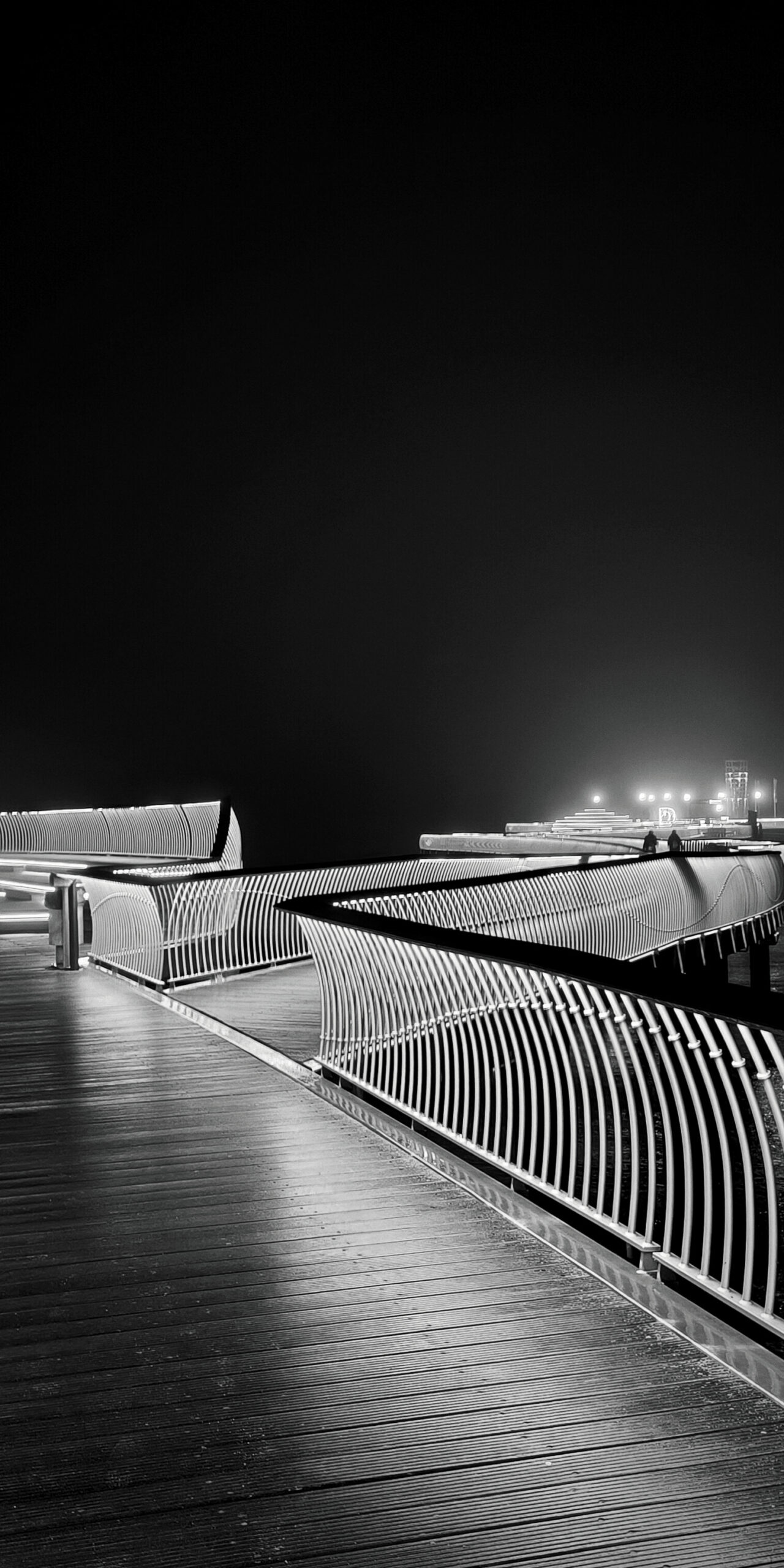 Nächtliche Eleganz – Seebrücke Koserow auf Usedom in Schwarz-Weiß – Leinwand 60x30cm im Schattenfugenrahmen Nächtliche Eleganz – Seebrücke Koserow auf Usedom in Schwarz-Weiß – Leinwand 60x30cm im Schattenfugenrahmen Koserow Fotografie