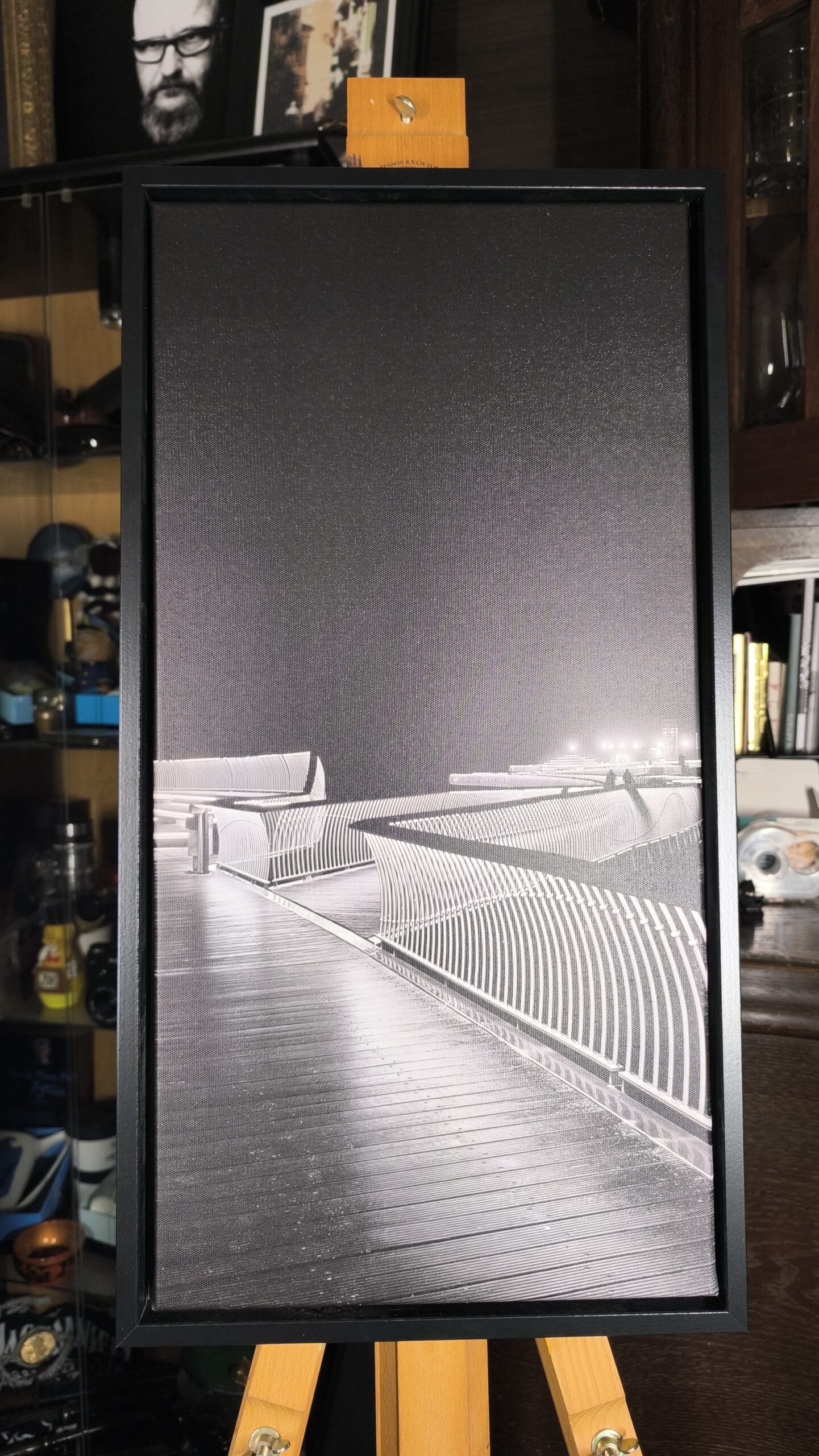 Nächtliche Eleganz – Seebrücke Koserow auf Usedom in Schwarz-Weiß – Leinwand 60x30cm im Schattenfugenrahmen Nächtliche Eleganz – Seebrücke Koserow auf Usedom in Schwarz-Weiß – Leinwand 60x30cm im Schattenfugenrahmen Koserow Fotografie 2