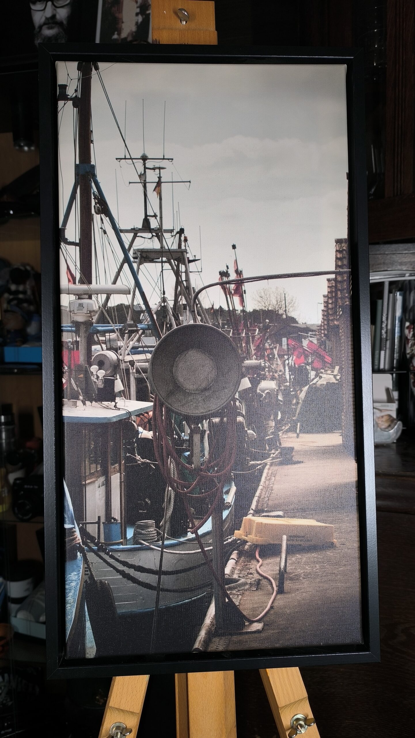 Fischereihafen Freest – Leinwand 30x60cm im Schattenfugenrahmen Fischereihafen Freest – Leinwand 30x60cm im Schattenfugenrahmen Städte/Reisen Fischerboot 3