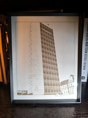 Laserbild „HKB-Turm Neubrandenburg – Ansicht von vorn“ 20×25 cm, gelasert auf Karton, mit Alu-Rahmen – Limitierte Edition Architektur hkb