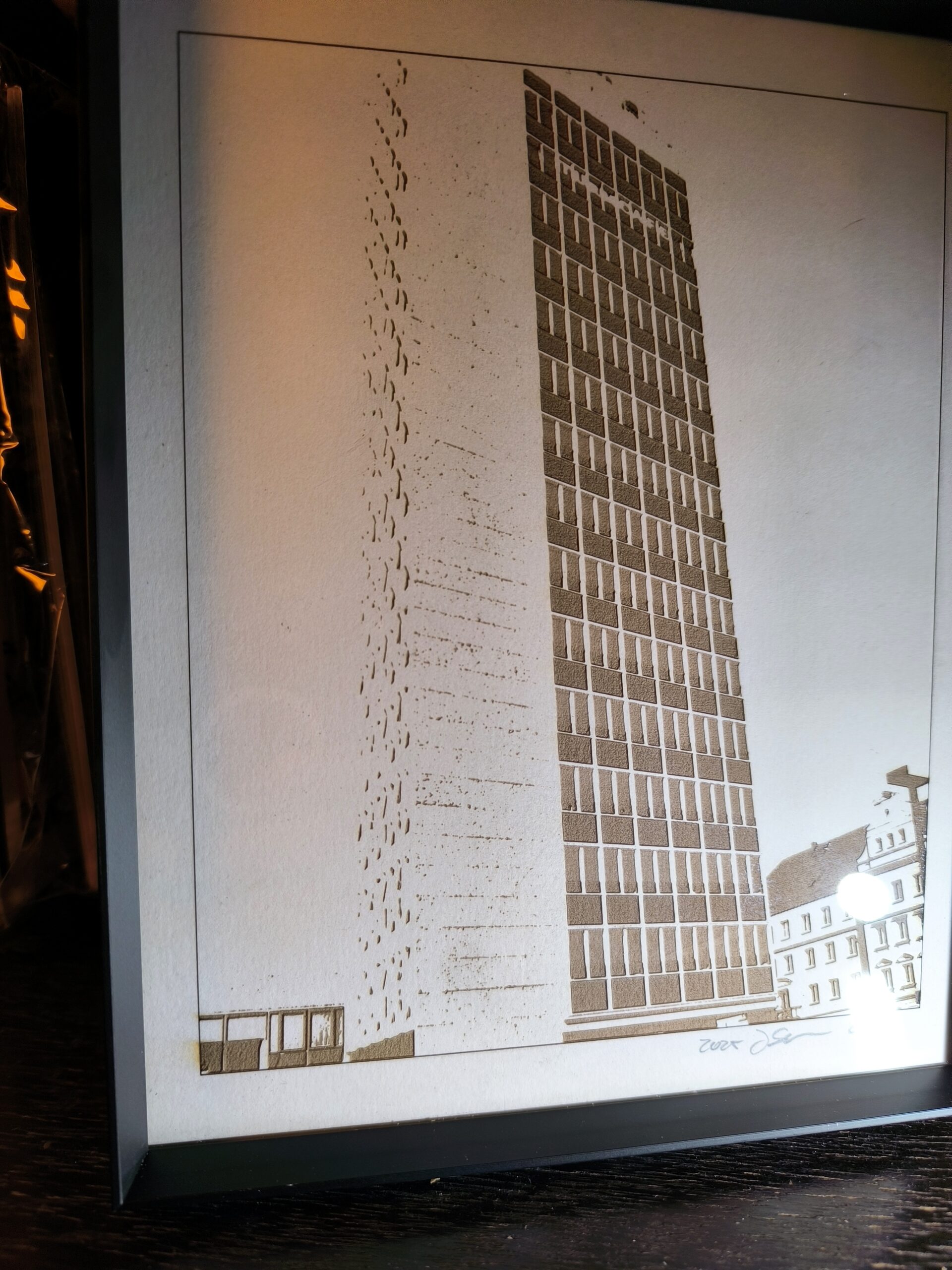 Laserbild „HKB-Turm Neubrandenburg – Ansicht von vorn“ 20×25 cm, gelasert auf Karton, mit Alu-Rahmen – Limitierte Edition Laserbild „HKB-Turm Neubrandenburg – Ansicht von vorn“ 20×25 cm, gelasert auf Karton, mit Alu-Rahmen – Limitierte Edition Architektur hkb 3