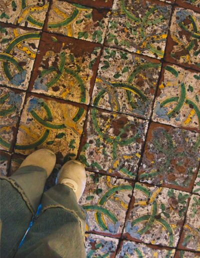 bodenständig-down-to-earth-con-i-piedi-per-terra 1