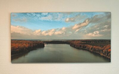 Meine Kunst bei Sammlern – Ein Stück Usedom im Büro: Der Wolgastsee bei Korswandt (Usedom) als Luftaufnahme
